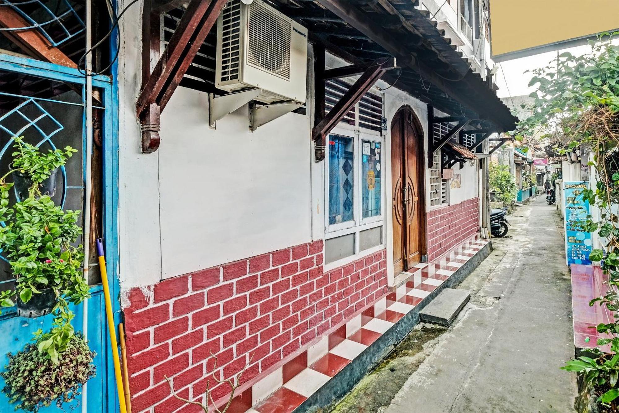 Spot On 91915 Homestay Superman Джок'якарта Екстер'єр фото