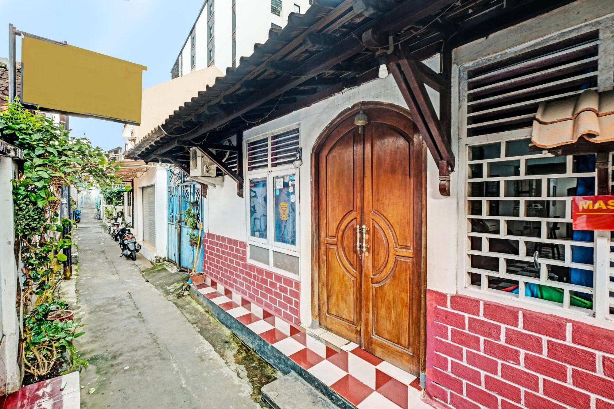 Spot On 91915 Homestay Superman Джок'якарта Екстер'єр фото