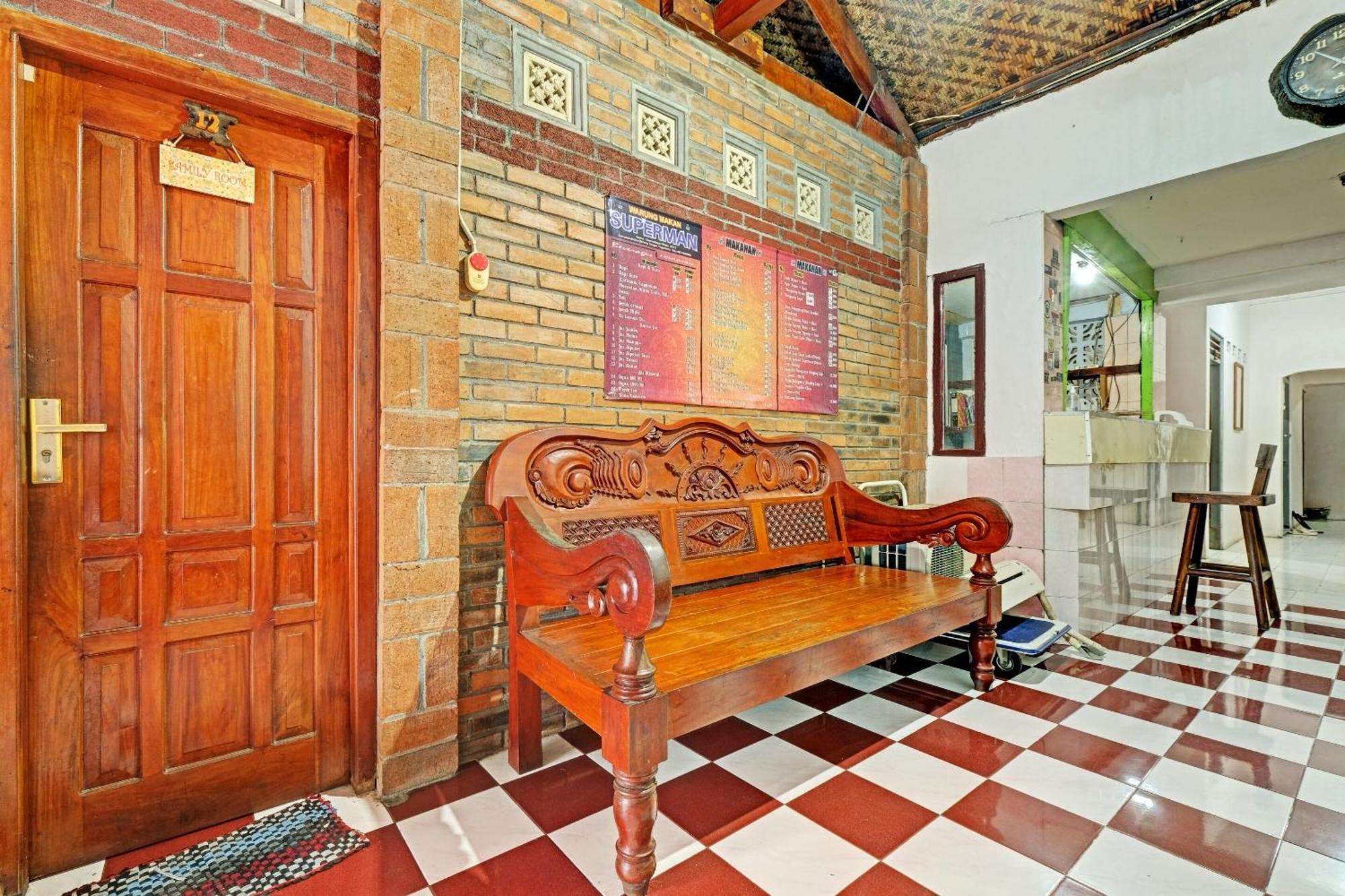 Spot On 91915 Homestay Superman Джок'якарта Екстер'єр фото