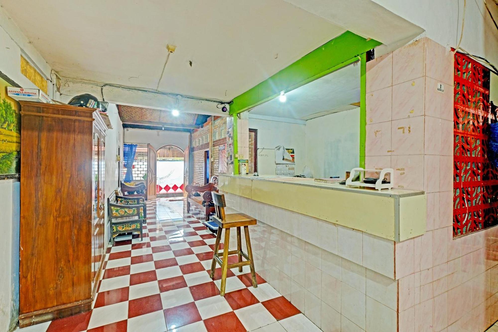 Spot On 91915 Homestay Superman Джок'якарта Екстер'єр фото